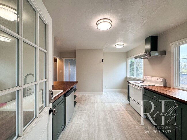 Building Photo - Charming Upper Unit with Modern Kitchen, Wraparound Layout & Walkable to PSNS