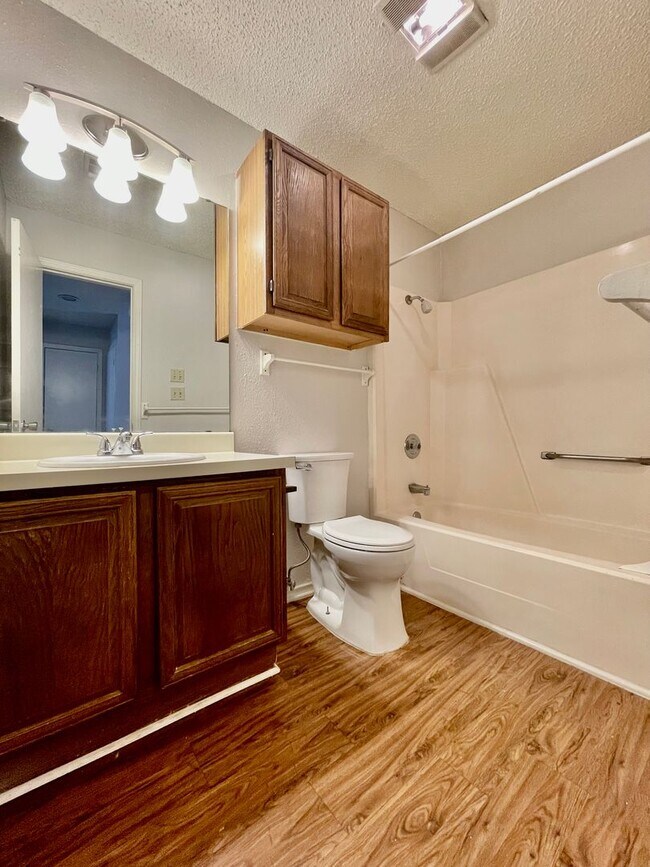 Building Photo - 2 Bedroom/1 Bath Apartment - Fresh Paint &...