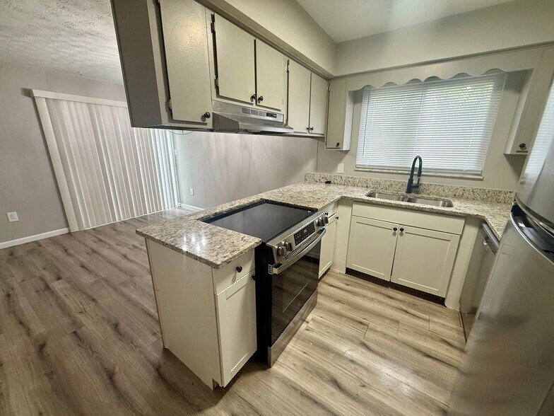 Building Photo - 5584 Chatford Dr