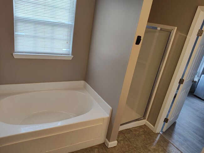 Building Photo - Beautifully maintained 4-bedroom, 2.5-bath...