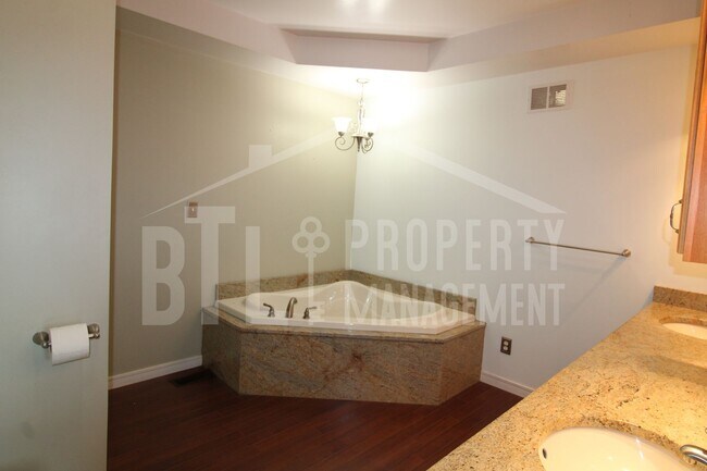 Building Photo - Spacious 3-Bed, 3-Bath Home Near Table Rock Lake – Pet Friendly with Pool & More!