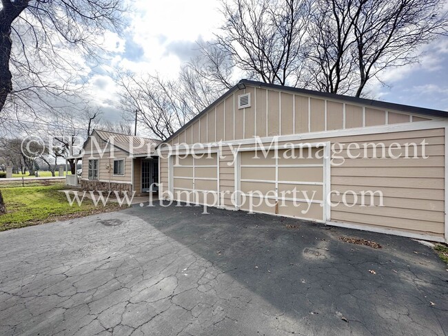 Building Photo - 303 S 9th St