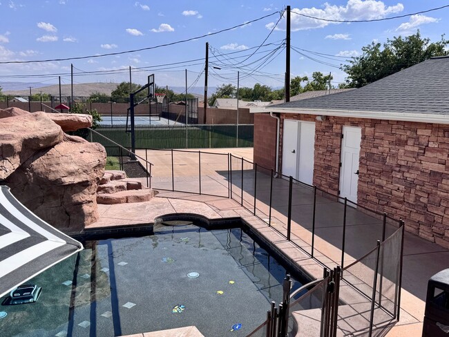 Building Photo - Stunning 7-Bedroom Home with Pool, EV-Read...