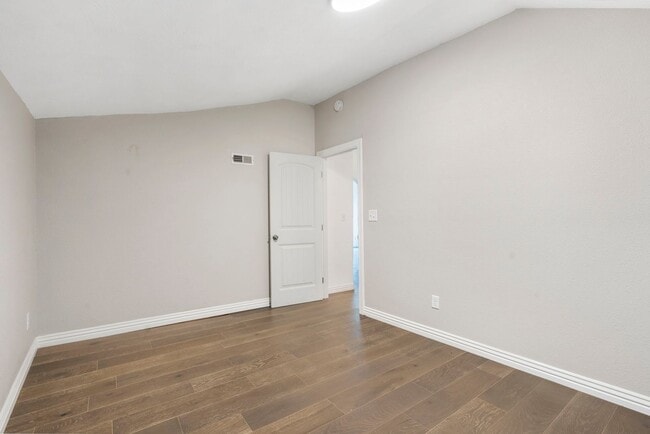 Building Photo - Modern 2 Bed | 1 Bath Home