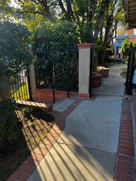 Building Photo - 12205 Oxnard St