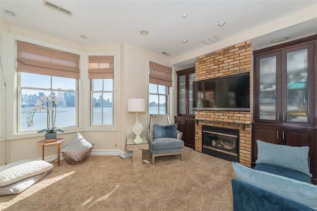 Building Photo - 8 Regency Pl