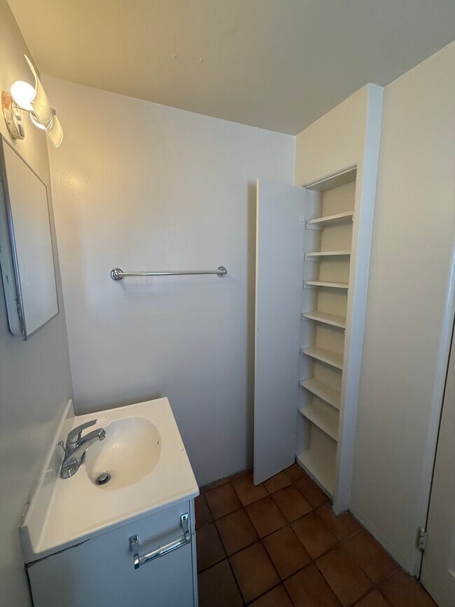 Building Photo - Town Home For Rent