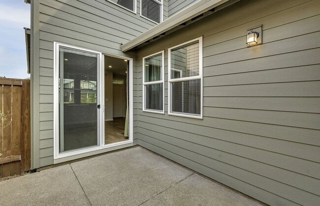 Building Photo - Discover the Charm of This Elegant North P...