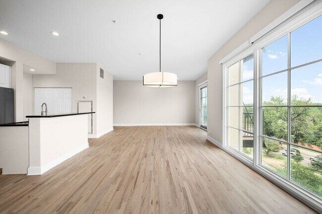 Building Photo - LUX 2BD, 2BA Condo with Views of Denver Co...