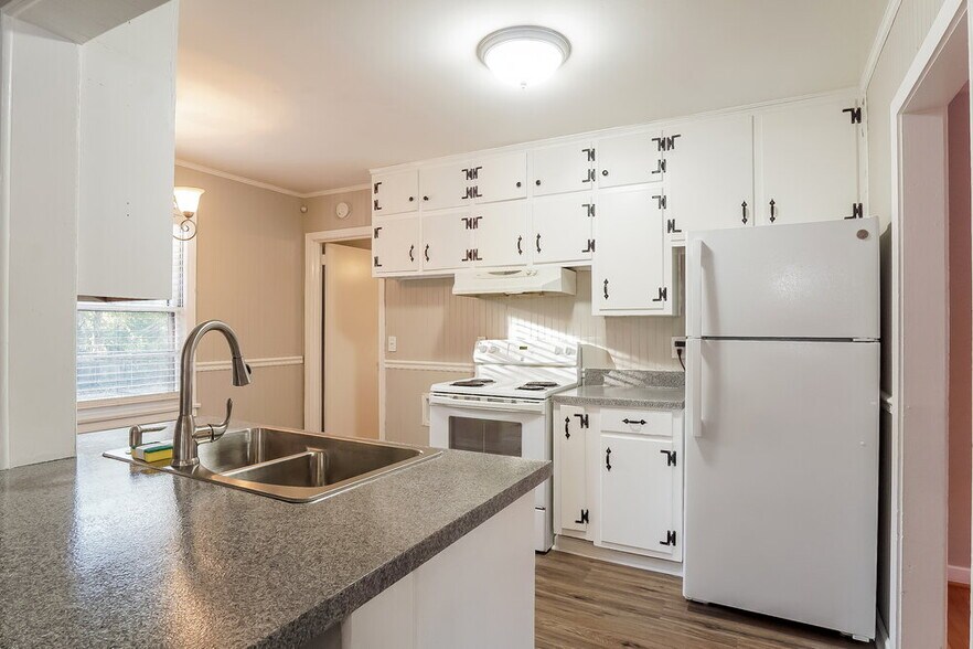 Building Photo - 216 Westwood Dr