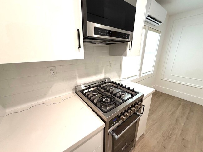 Building Photo - Tastefully remodeled Midtown Sacramento Apartment with Private Backyard Patio!