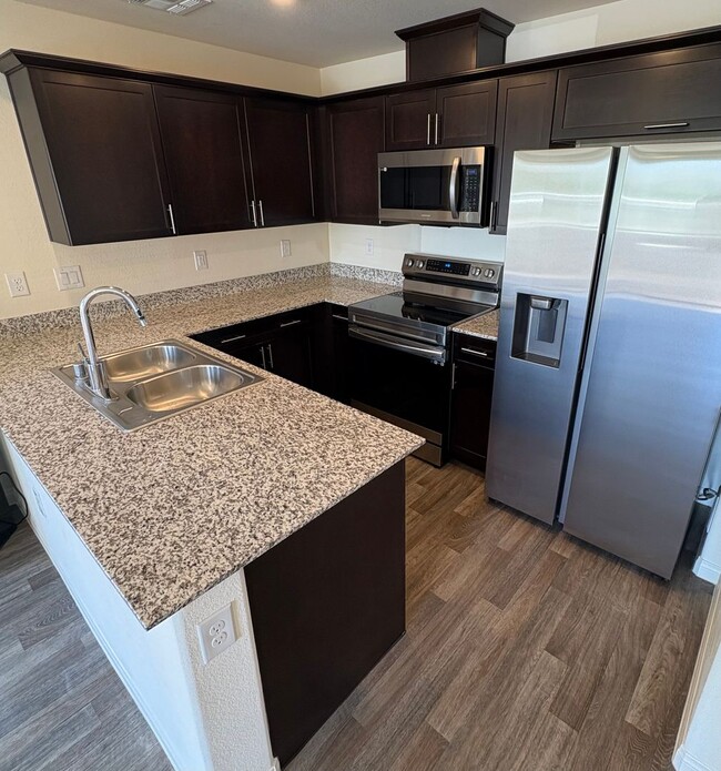 Building Photo - 2 Bedroom Townhouse in North Las Vegas