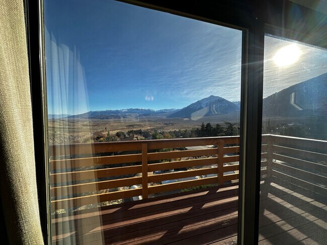 Building Photo - Views from Paradise!