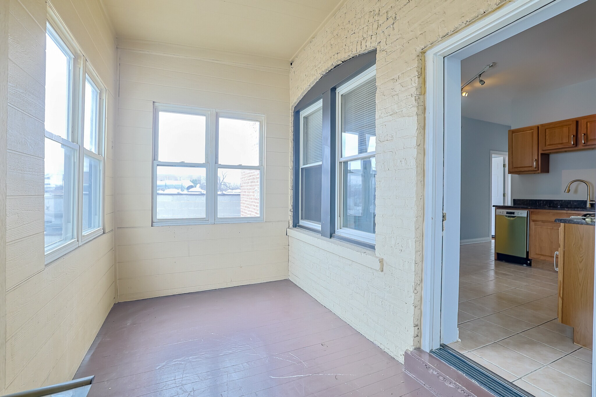 Building Photo - 4413 W Montrose Ave