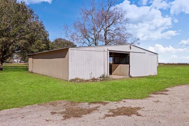 Building Photo - 2445 Woods Rd