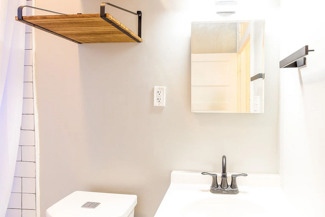 Building Photo - Fully Renovated 3 BR/1.5 BA Apartment in C...