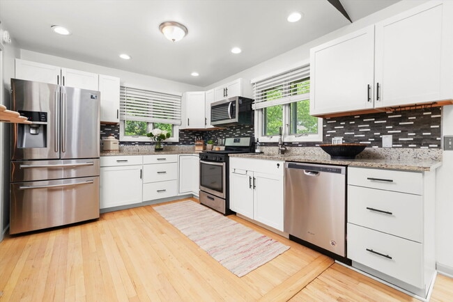Building Photo - 4-Bed / 2-Bath Nicely Updated Home