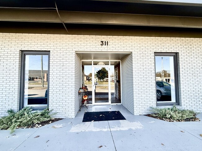 Building Photo - 311 N Jackson St