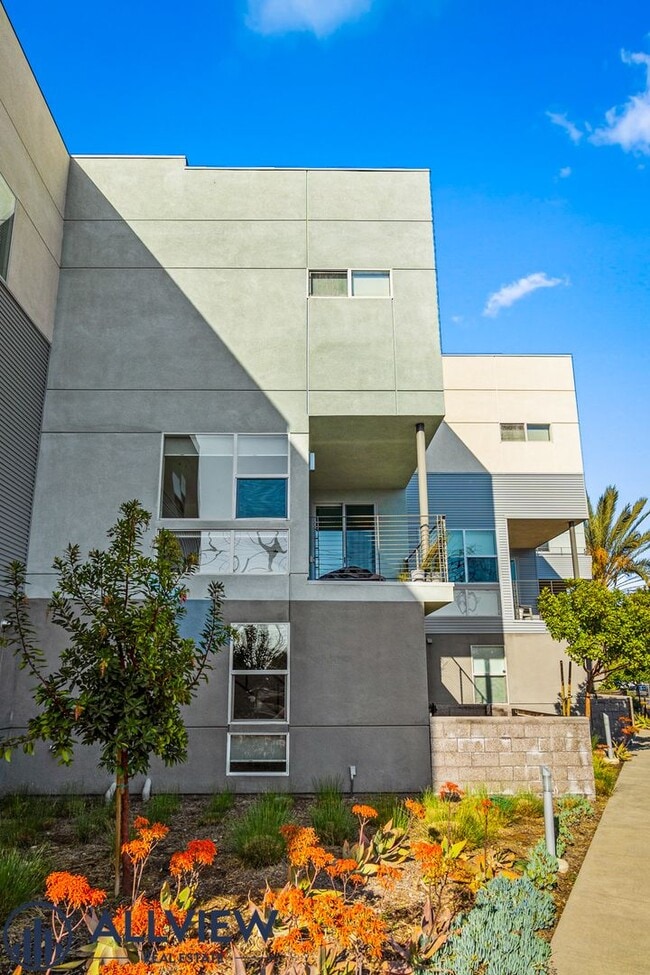 Building Photo - Beautiful three story live/work townhome i...