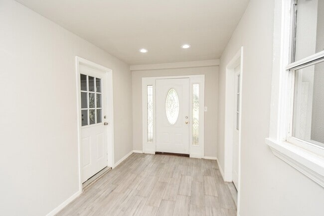 Building Photo - 1723 Big Horn Dr