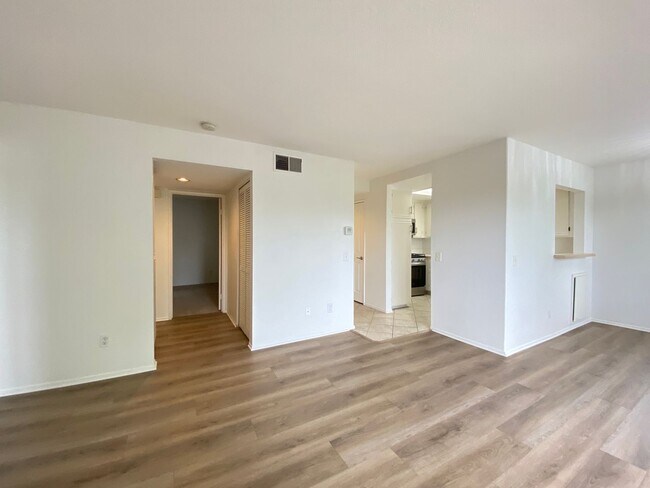 Building Photo - Bright 2 Bedroom Condo in Oceanside!
