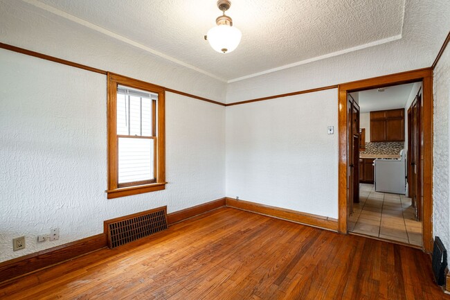 Building Photo - 3 Bedroom Single Family Home in West Allis
