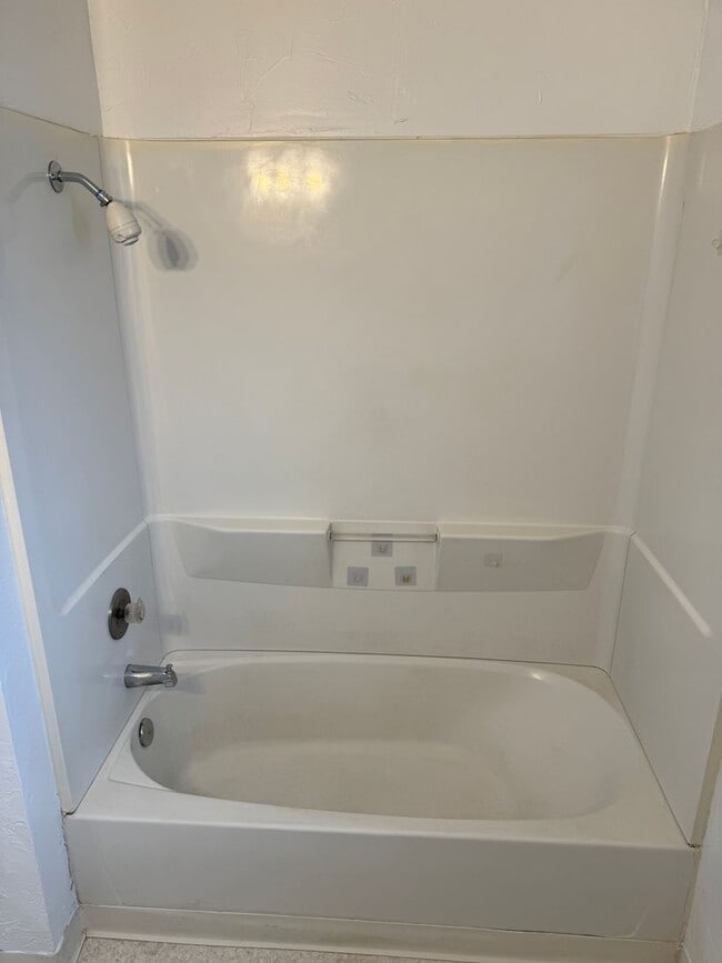 Building Photo - 2 bed 1 1/2 bath duplex in Springfield!