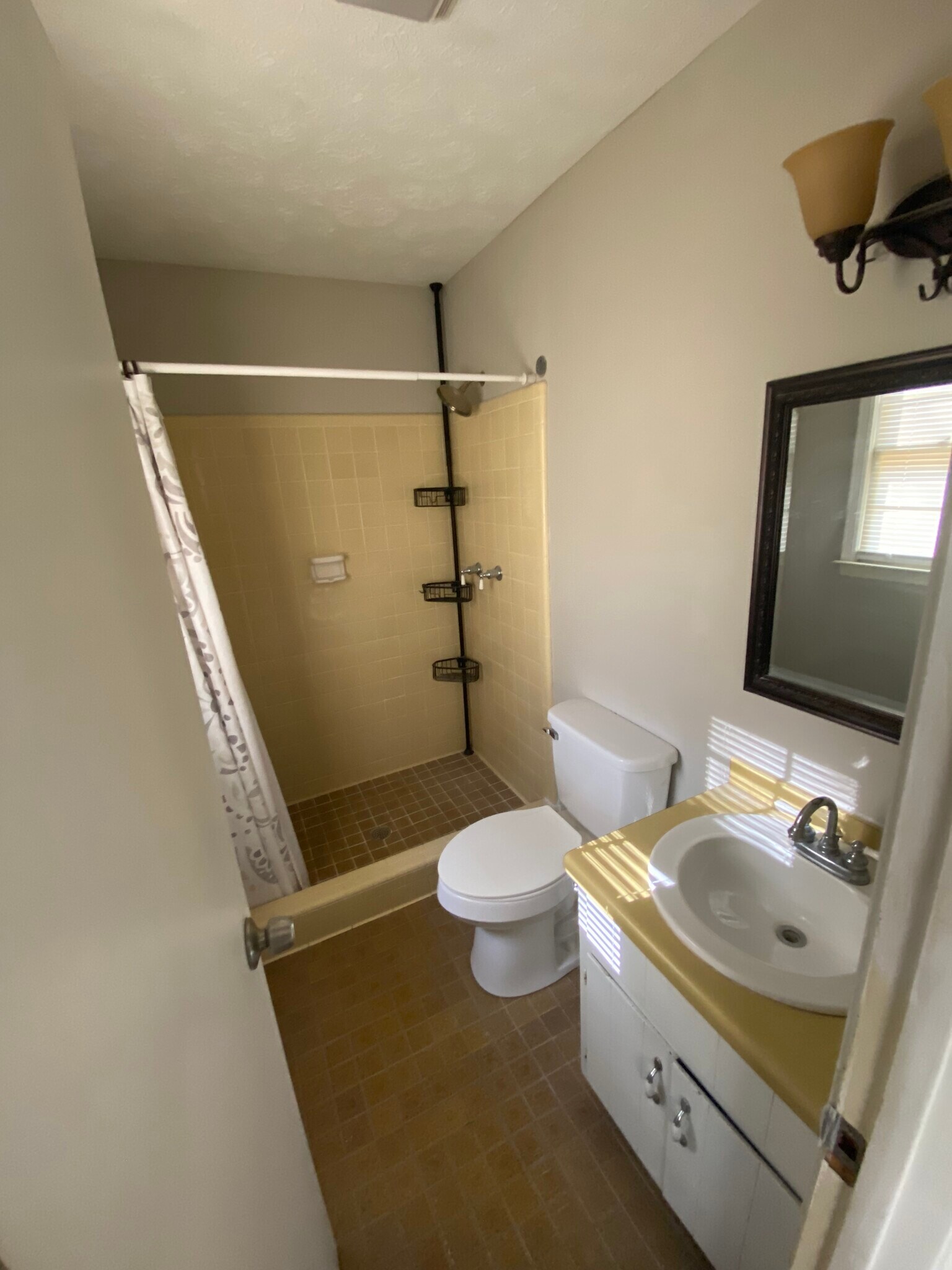 Building Photo - 1015 Eastview Rd NE