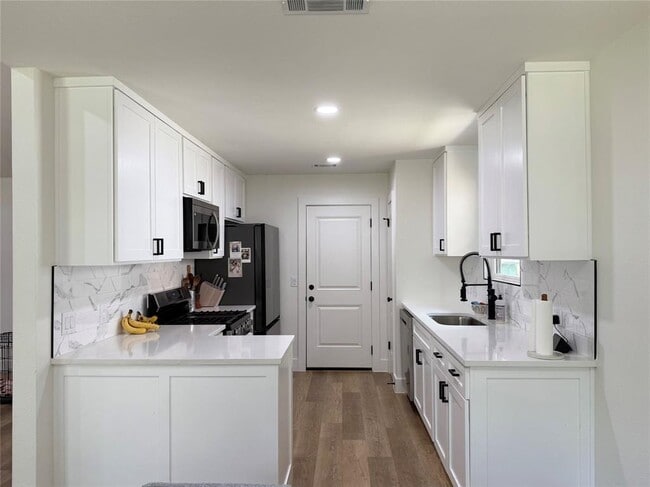 Building Photo - 4404 Sarasota Dr