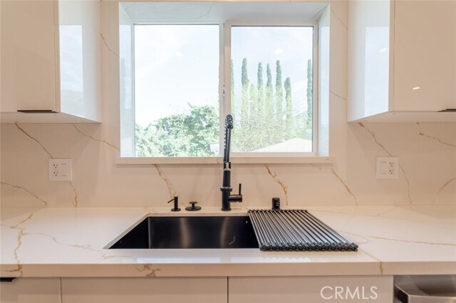 Building Photo - 10425 Pinyon Ave