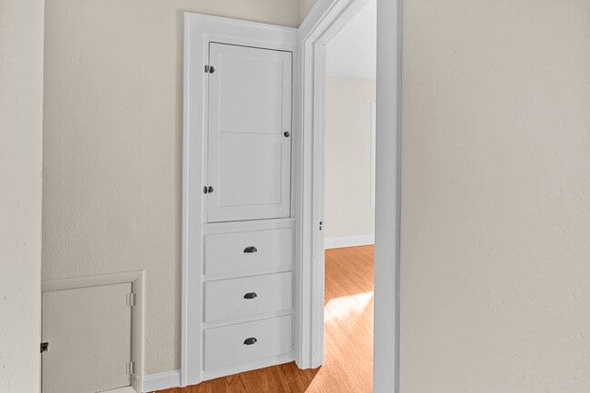 Building Photo - 1001 Woodsdale Ave