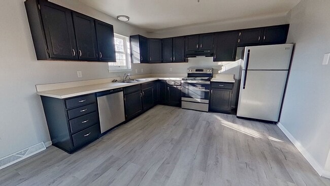 Building Photo - Comfortable & Easy Townhouse Living