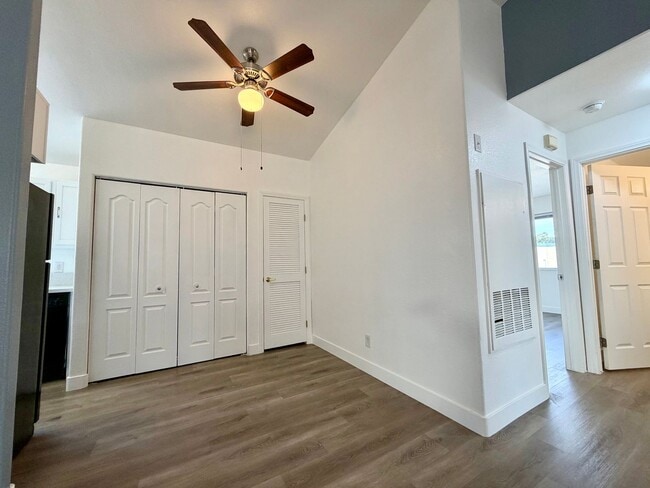 Building Photo - Light and Bright Henderson condo