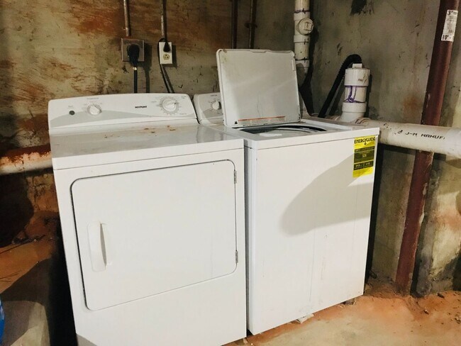 Building Photo - Gorgeous 6-Bedroom Townhouse One Block fro...