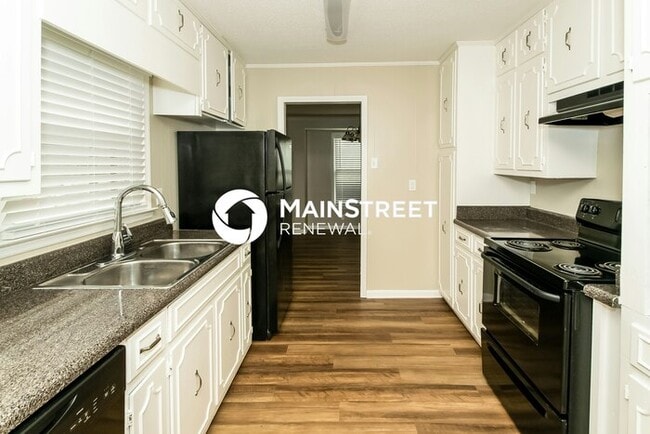 Building Photo - 3 Bedroom Pet-Friendly Home in Birmingham, AL with Main Street Renewal