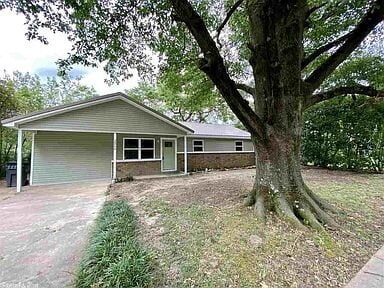 Primary Photo - "Charming 4-Bedroom Retreat with Granite T...