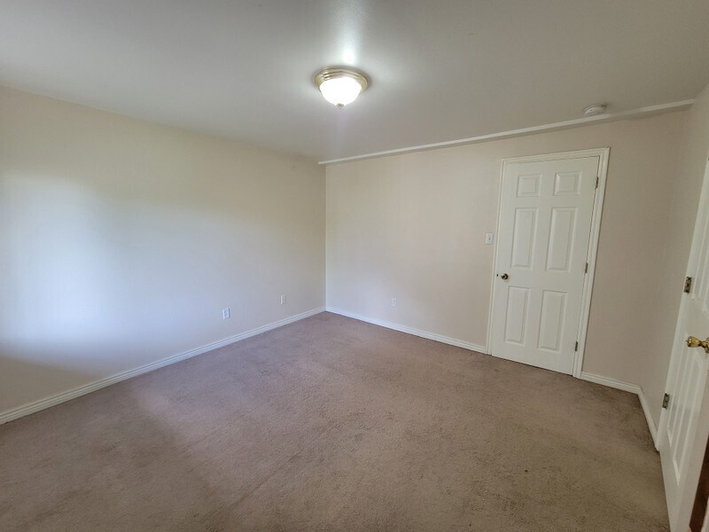 Building Photo - 777 E 1100 N