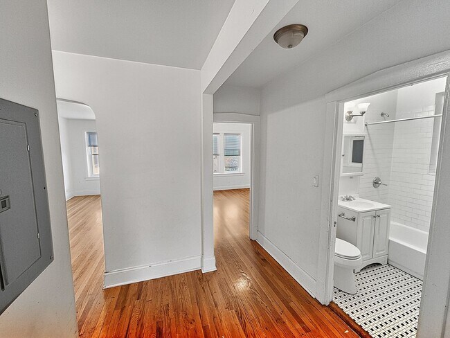 Building Photo - Spacious Renovated Top Floor 2bed/1bath In West Rogers Park