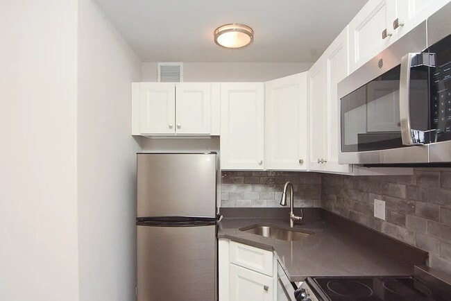 Building Photo - 640 W Wrightwood Ave
