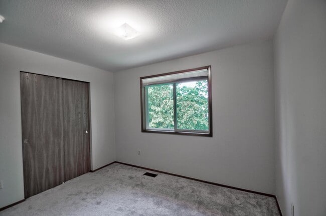Building Photo - 6120 60th Ct SE