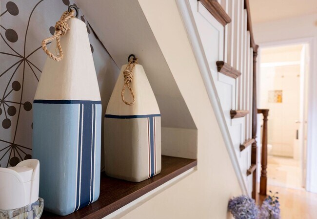 Building Photo - Amazingly Beautiful Fully Renovated 4BR/DEN/3FB/GAR North Bethesda Home