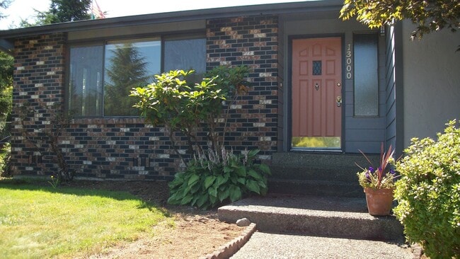 Building Photo - Large 3 BR 2.5 Bath Fenced Yard New Carpet...