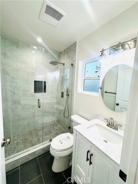 Building Photo - 9318 Encino Ave
