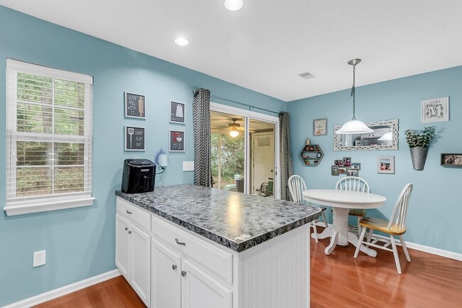 Building Photo - Spacious Townhome Prime Location!