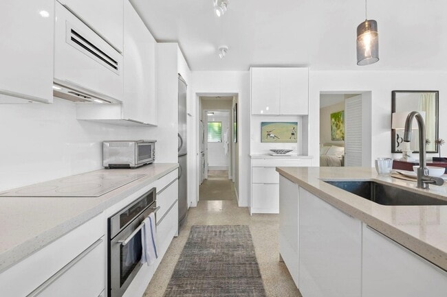 Building Photo - 561 Bayshore Dr