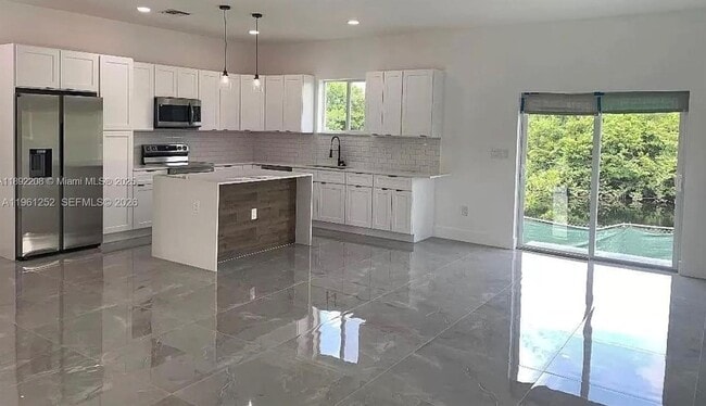 Building Photo - 655 NW 24th Ave