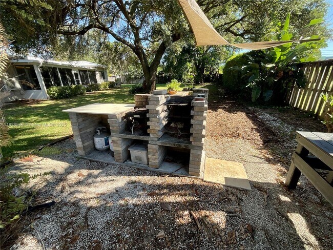 Building Photo - 4520 SW 24th Ave