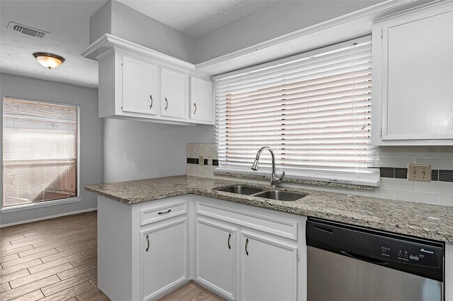 Building Photo - 2710 Green Fields Dr
