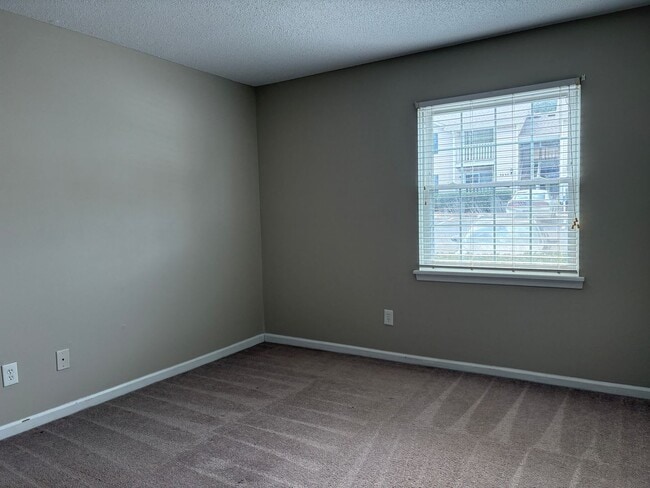 Building Photo - 2 Bedroom,1 Bathroom Condo in Greensboro!