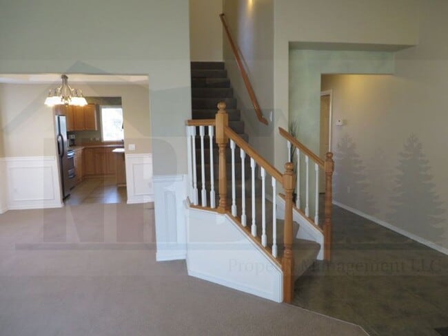 Building Photo - Gorgeous 4 bedroom House in a highly desir...